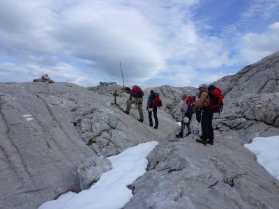 013-Abstieg vom Hohe-Trog-Sattel zur Simonyhuette